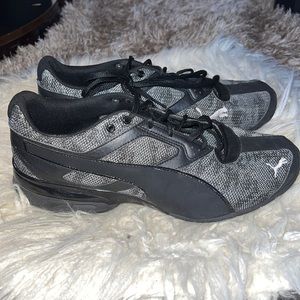 This is mens puma shoes they are new with no tags but still in good condition.